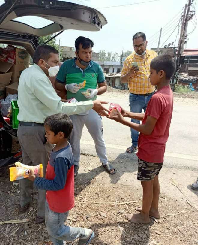 Aggarwal Yuva Manch distributed 500 bread packs, 251 patties, 2251 cream rolls